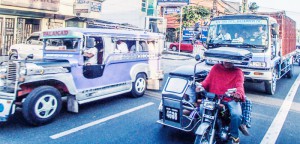 国際結婚希望のフィリピン女性と乗るジプニーとトライシクル