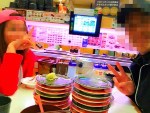 国際結婚し来日した後、日本で回転寿司を楽しみます