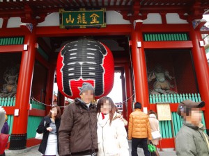 国際結婚し来日した後、東京浅草雷門に観光に行きました