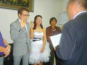 フィリピン人女性との結婚式 - 神父の前での宣誓