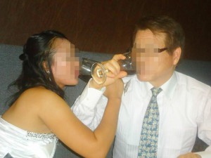 フィリピン人女性との結婚式 - 腕をからめてワイントースト