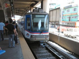 国際結婚希望のフィリピン女性と乗るフィリピンの電車MRT