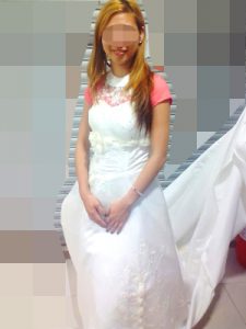 フィリピンでの結婚式のためウェディングドレスの試着