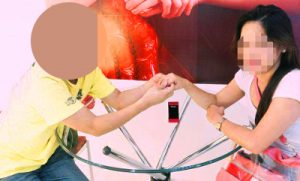 フィリピン女性に婚約指輪をプレゼント