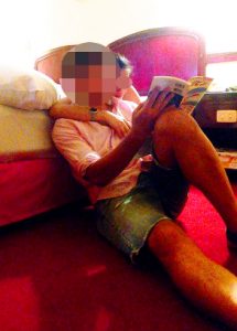 フィリピン人女性婚約者と一緒に本を眺める