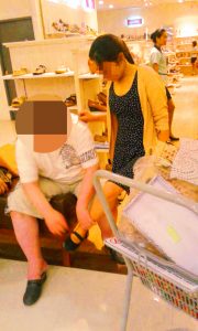 モールでフィリピン女性婚約者に靴を選んであげる