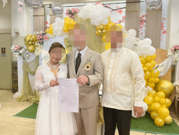 50代日本人男性と20代フィリピン女性の結婚式(reverendと記念撮影)