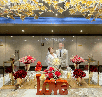 50代日本人男性と20代フィリピン女性の結婚式の前にホテルにて記念撮影