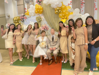 50代日本人男性と20代フィリピン女性の結婚式(新婦のご友人たちと記念写真)
