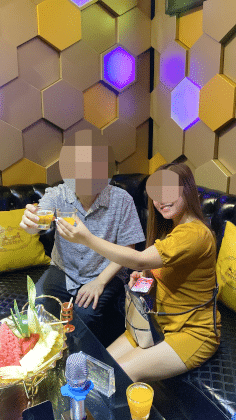 50代日本人男性と20代フィリピン女性の交際時の写真(カラオケ店にて)