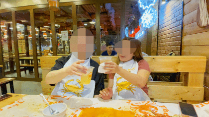 50代日本人男性と20代フィリピン女性の交際時の写真(シーフードレストランにての食事)